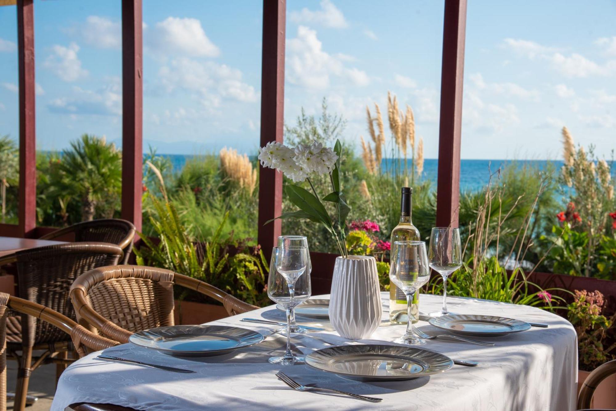 Poseidon Beach Hotel Kastrosikia Exterior photo